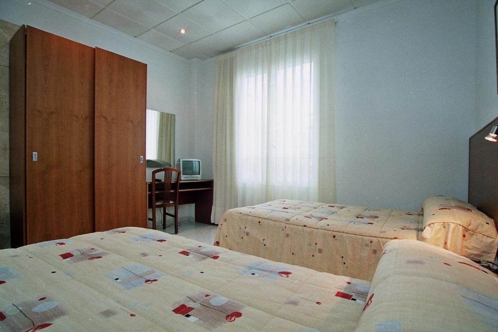 Hostal Virginia Tortosa Esterno foto
